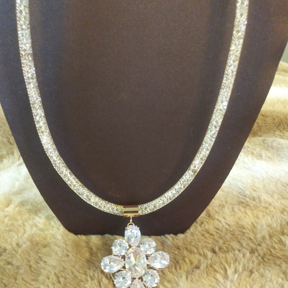 White Austrian Crystal Flower Pendant Necklace 21Inch - Picture 8 of 16